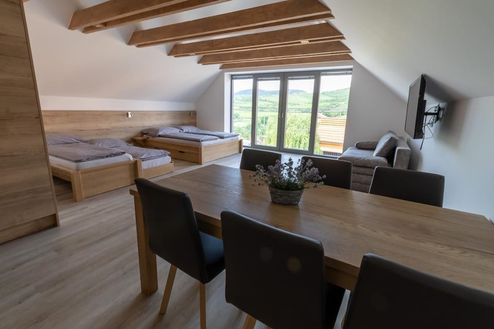 Bed, Seating area, Dining area