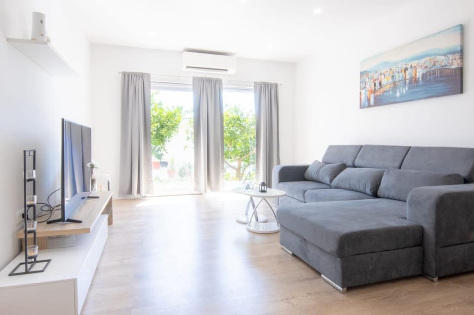 Apartment Cvita Free beach parking Apartment in Makarska
