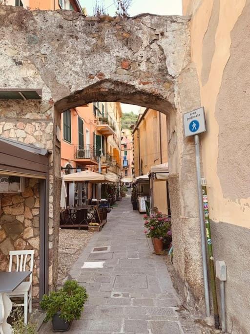 Historic Downtown Home By The Sea With King Bed Apartment in Monterosso al Mare