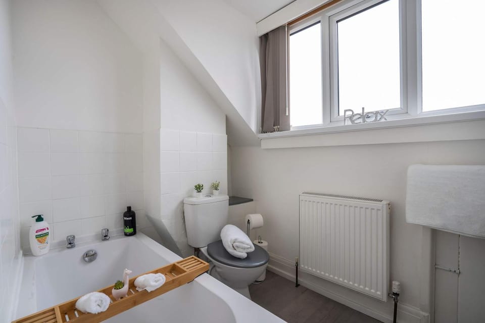 Walk to the Beach- Family-Friendly 4BR-Parking Apartment in Blackpool