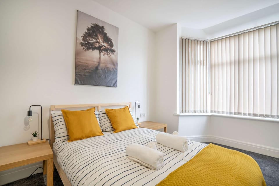 Walk to the Beach- Family-Friendly 4BR-Parking Apartment in Blackpool