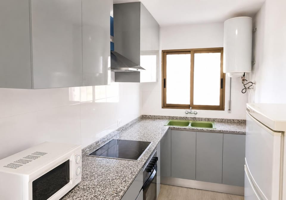 Kitchen or kitchenette, minibar, oven, stove