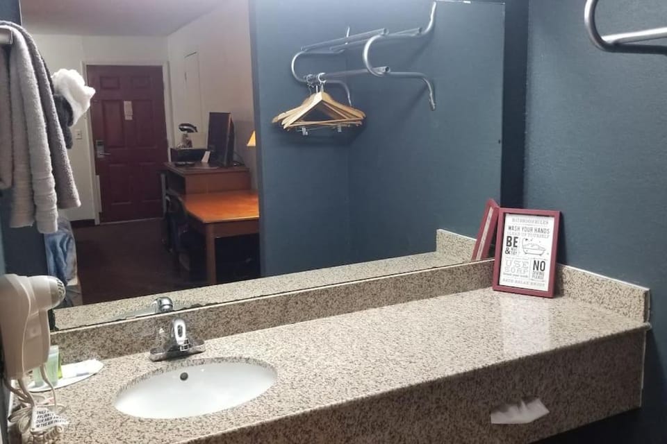 OSU 2 Queen Beds Hotel Room 208 Apartment in Stillwater