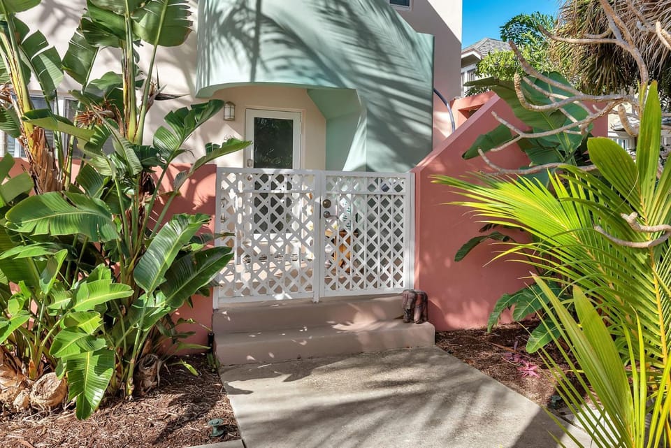 Art Deco Pool house mile and a half to beach Pets Welcome Apartment in Lake Worth