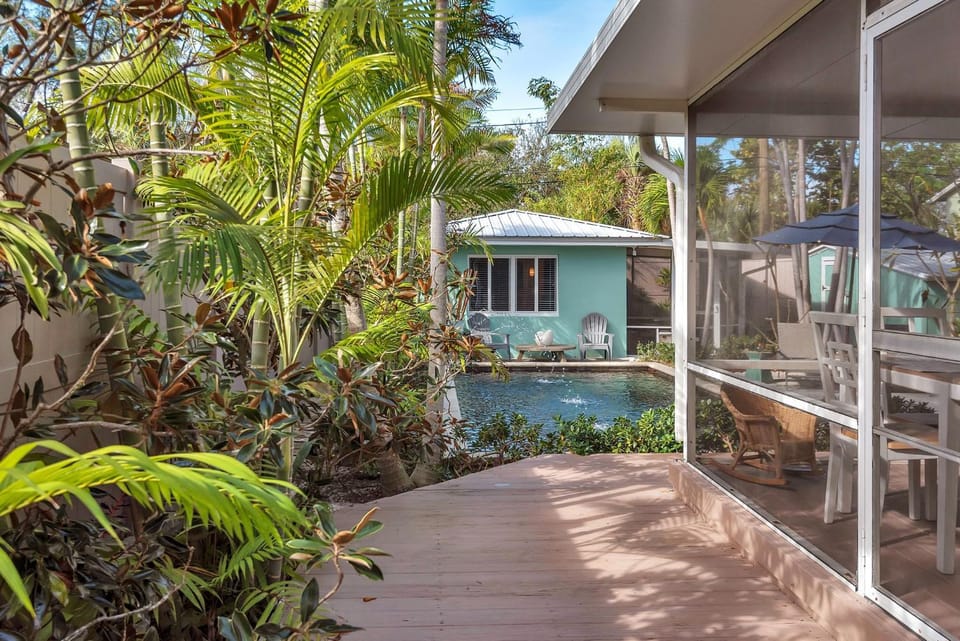 Art Deco Pool house mile and a half to beach Pets Welcome Apartment in Lake Worth