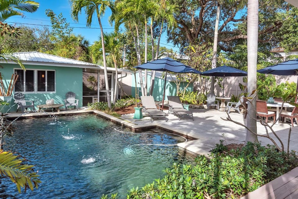 Art Deco Pool house mile and a half to beach Pets Welcome Apartment in Lake Worth