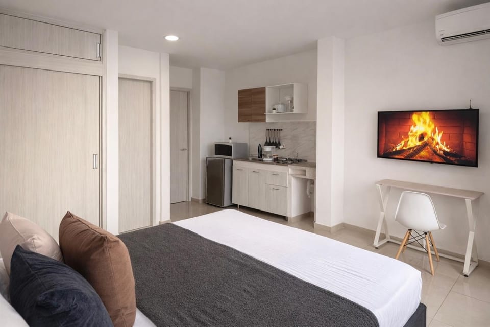 Bed, TV and multimedia, Kitchen or kitchenette, Photo of the whole room, Seating area, Dining area, Bedroom, minibar, pet friendly