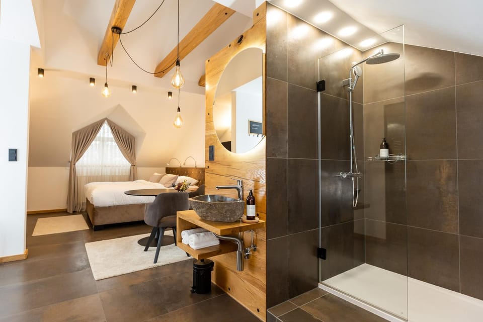 Shower, Bed, Photo of the whole room, Bedroom, towels