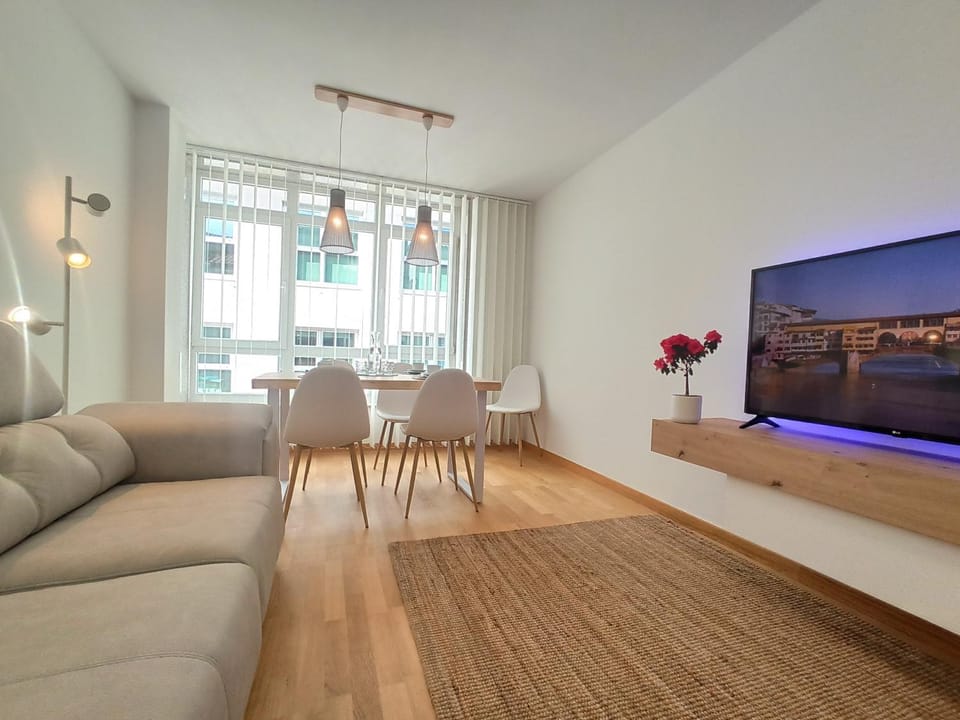 TV and multimedia, Living room, Seating area, Dining area