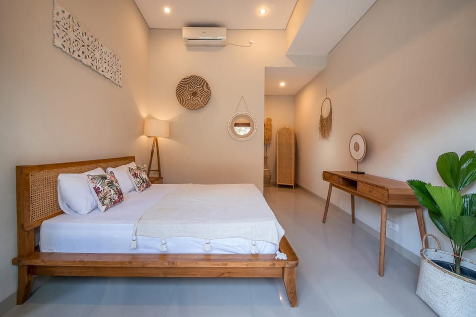 Bed, Seating area, Bedroom, air conditioner