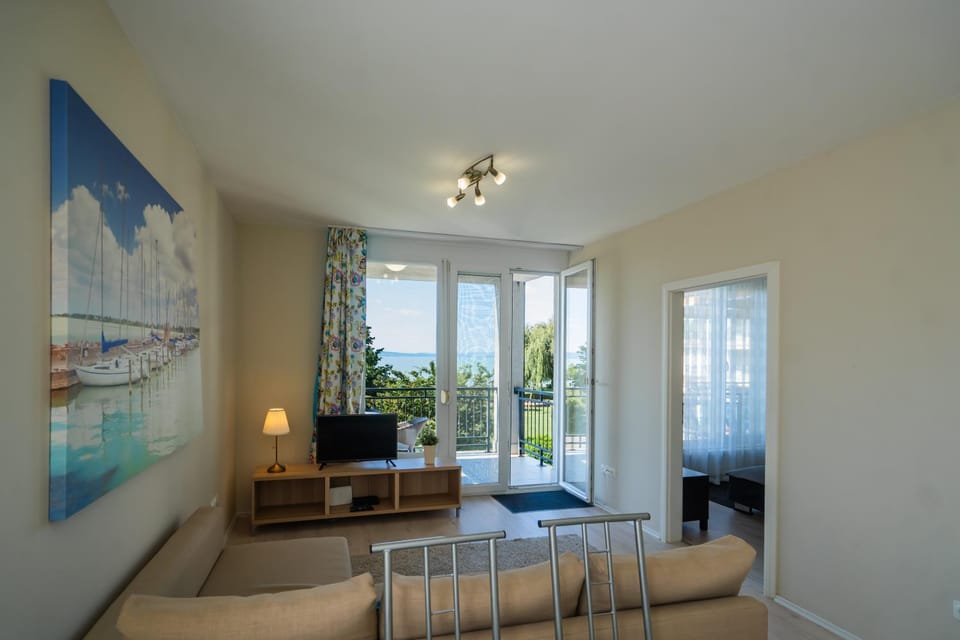 Living room, Lake view