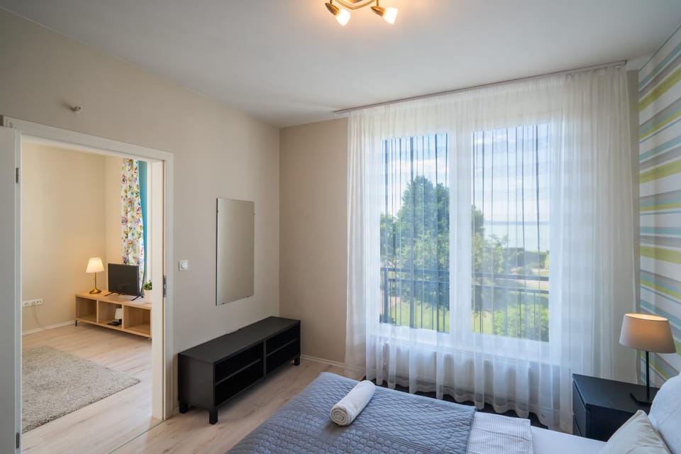 Bedroom, Lake view