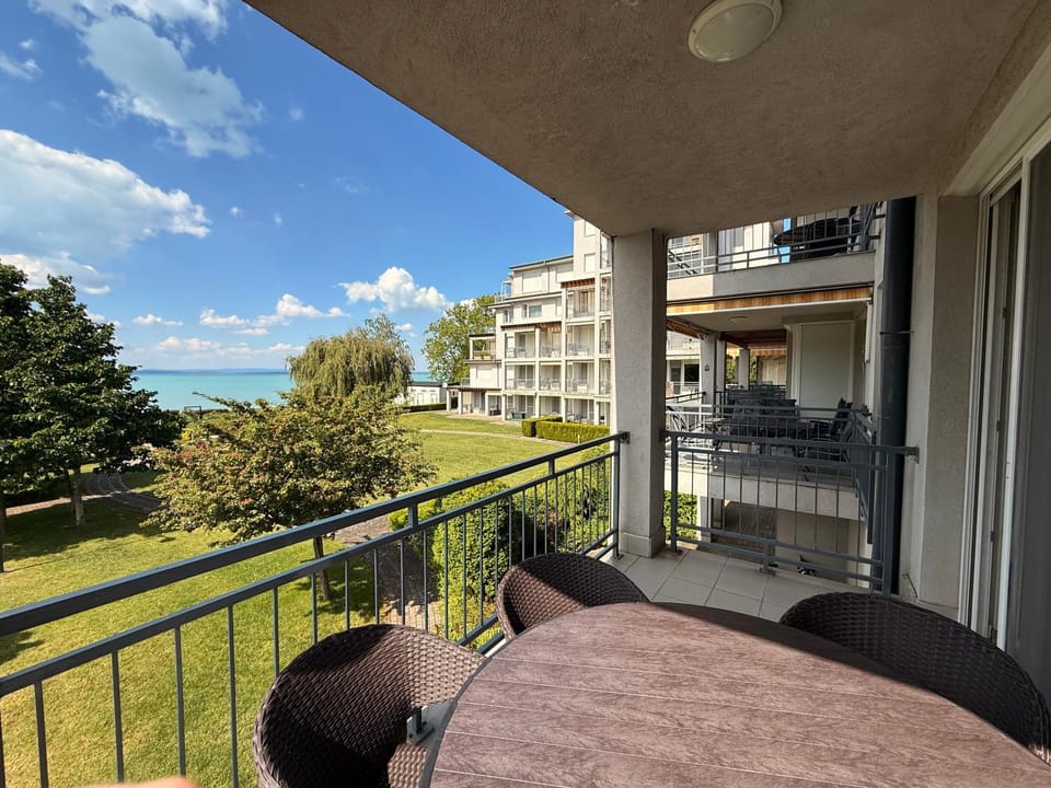 Balcony/Terrace, Lake view