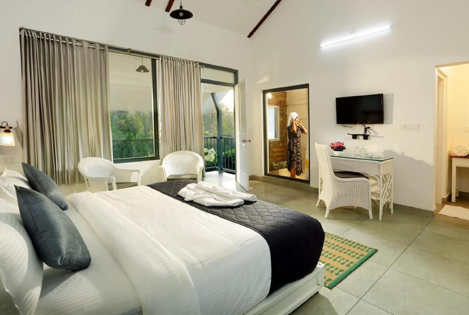 Communal lounge/ TV room, Bed, TV and multimedia, Living room, Photo of the whole room, Seating area, Evening entertainment, Bedroom, towels