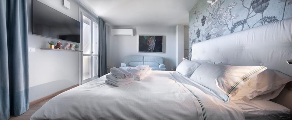 Bed, TV and multimedia, Photo of the whole room, Bedroom, towels
