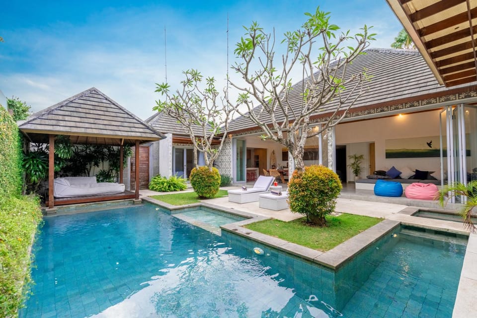 Property building, Garden, Swimming pool