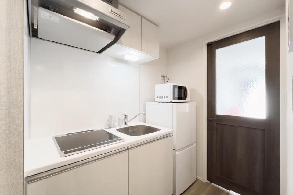 Kitchen or kitchenette, minibar, stove