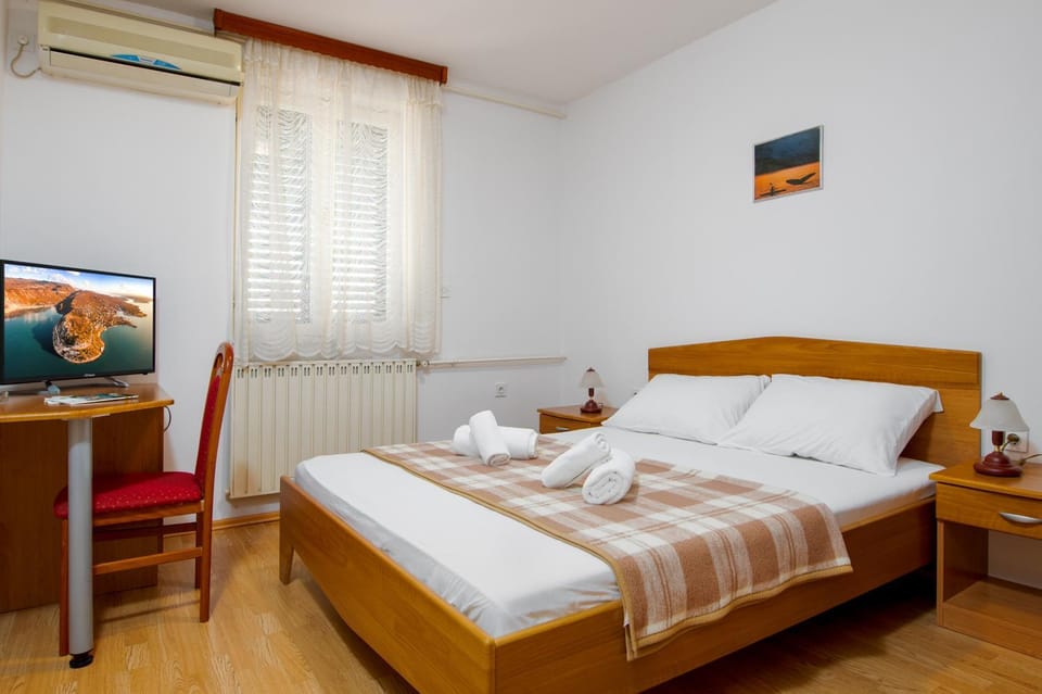 Bed, Bedroom, air conditioner