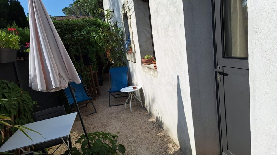 studio charmant et calme villeneuve les avignon entrée et cour indépendantes climatisation piscine parking Apartment in Villeneuve-lès-Avignon