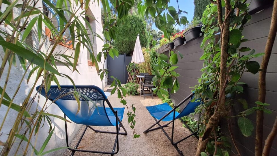 studio charmant et calme villeneuve les avignon entrée et cour indépendantes climatisation piscine parking Apartment in Villeneuve-lès-Avignon