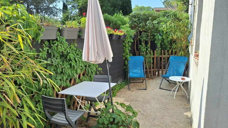 studio charmant et calme villeneuve les avignon entrée et cour indépendantes climatisation piscine parking Apartment in Villeneuve-lès-Avignon