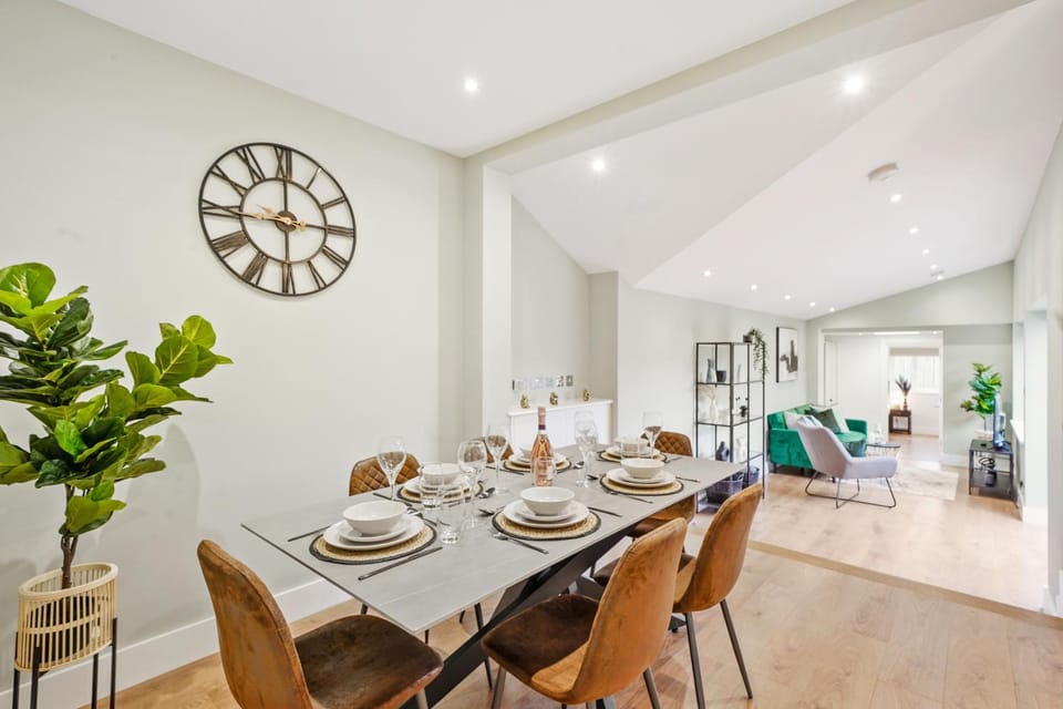 Living room, Seating area, Dining area, Entertainment, internet