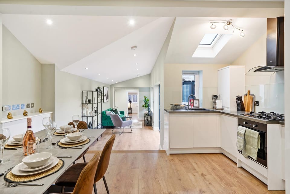 Kitchen or kitchenette, Living room, Seating area, Dining area, Food, oven, stove, toaster