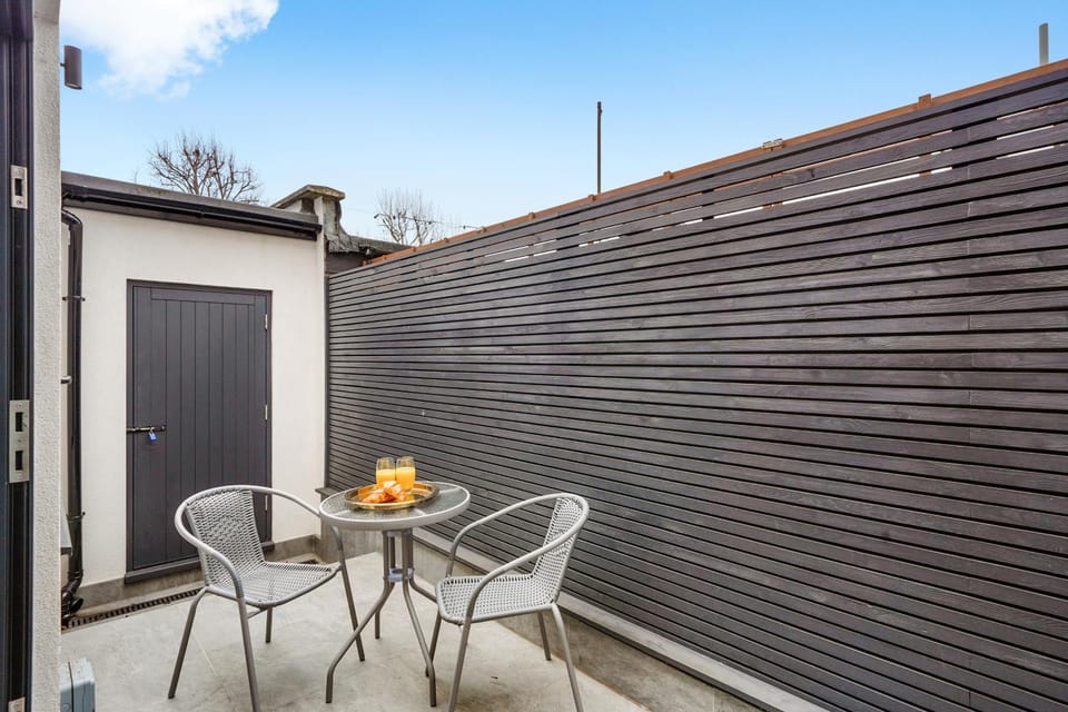 Patio, Day, Garden, Balcony/Terrace, Dining area