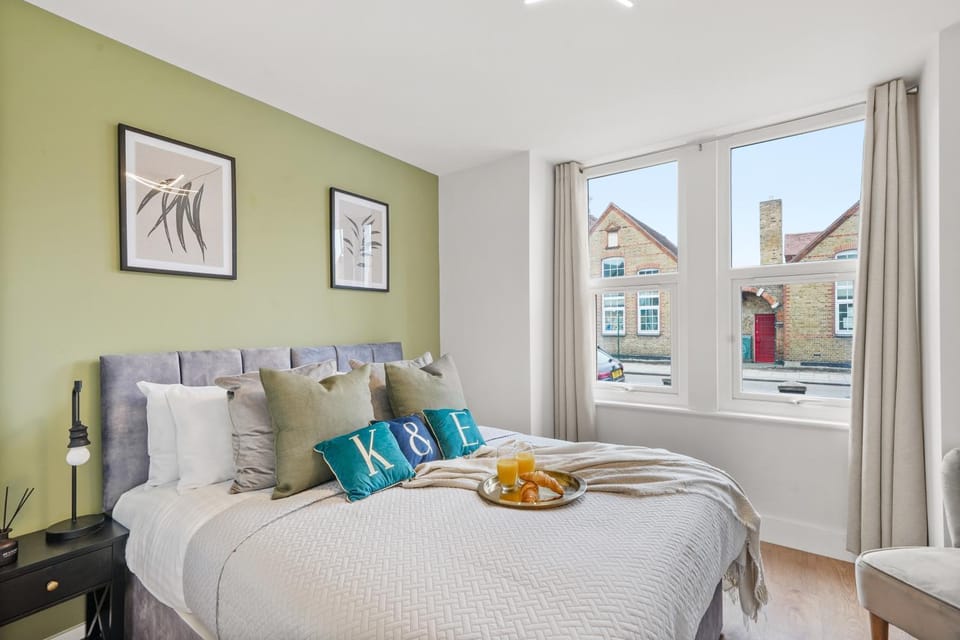 Bed, View (from property/room), Photo of the whole room, Seating area, Bedroom, City view, towels