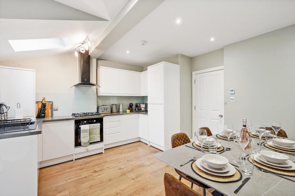 Coffee/tea facilities, Kitchen or kitchenette, Seating area, Dining area, oven, stove, toaster, kitchen
