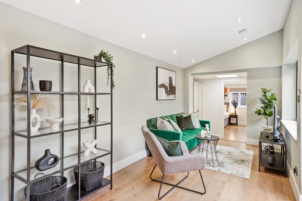TV and multimedia, Living room, Decorative detail, Seating area, Entertainment, internet