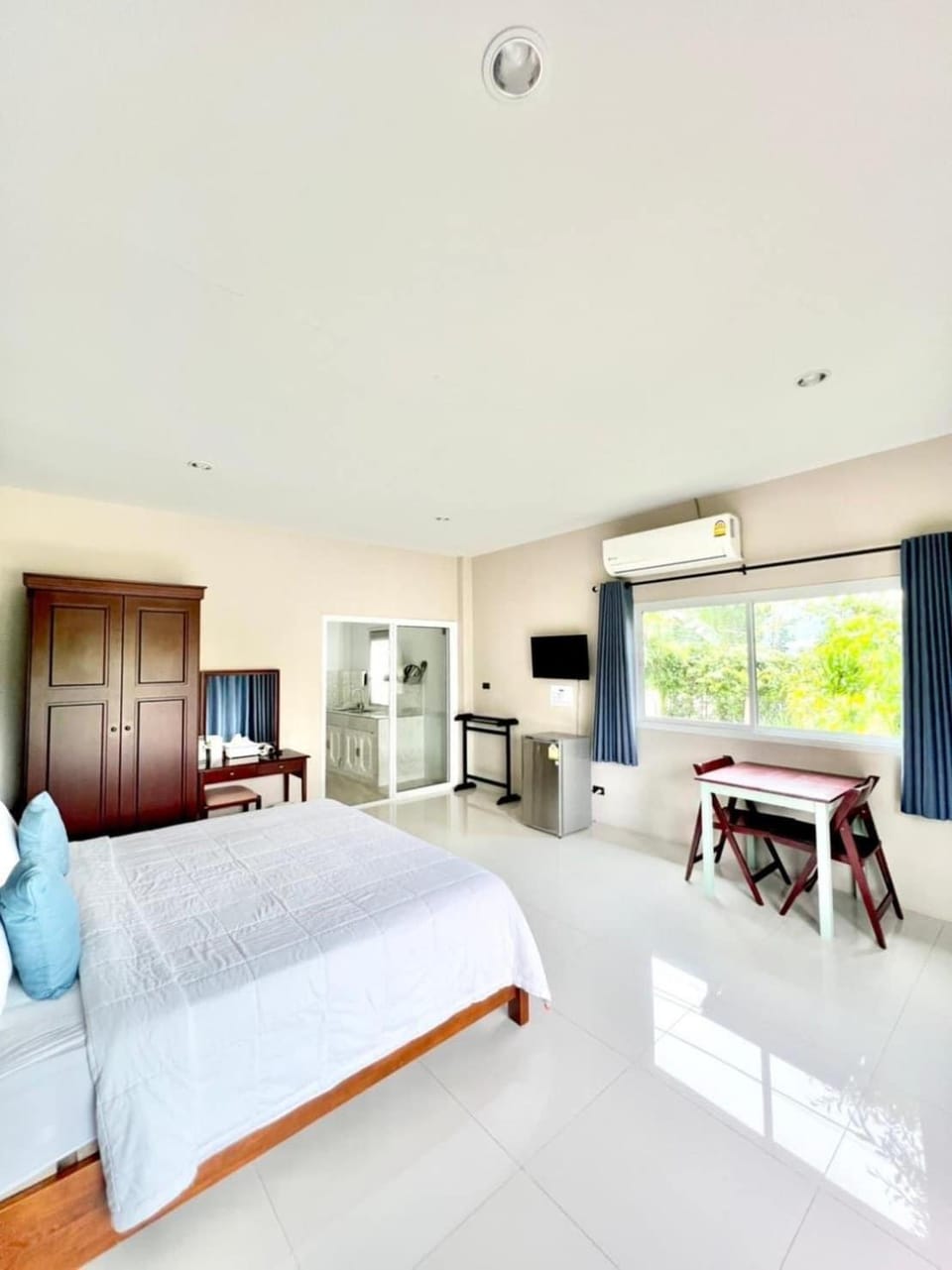 Photo of the whole room, Bedroom