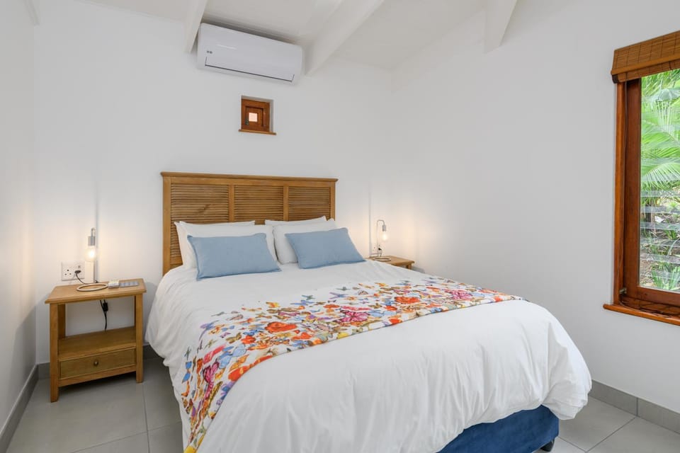 Photo of the whole room, Bedroom, air conditioner