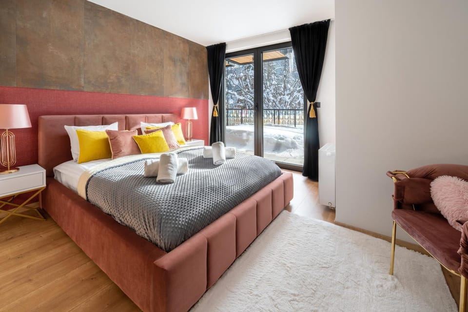 Bed, Balcony/Terrace, Seating area, Bedroom, towels