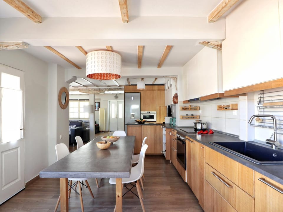 Kitchen or kitchenette, Dining area, dishwasher, minibar, pet friendly, stove