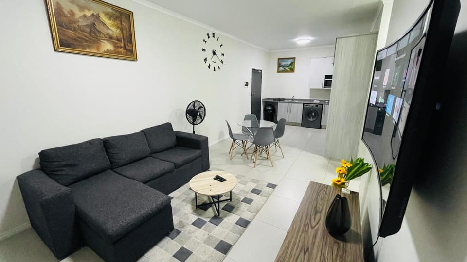 Communal lounge/ TV room, TV and multimedia, Kitchen or kitchenette, Living room, Seating area, Dining area, Evening entertainment