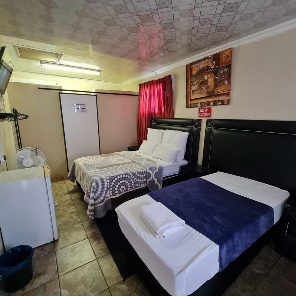 Bed, TV and multimedia, Photo of the whole room, Bedroom, towels