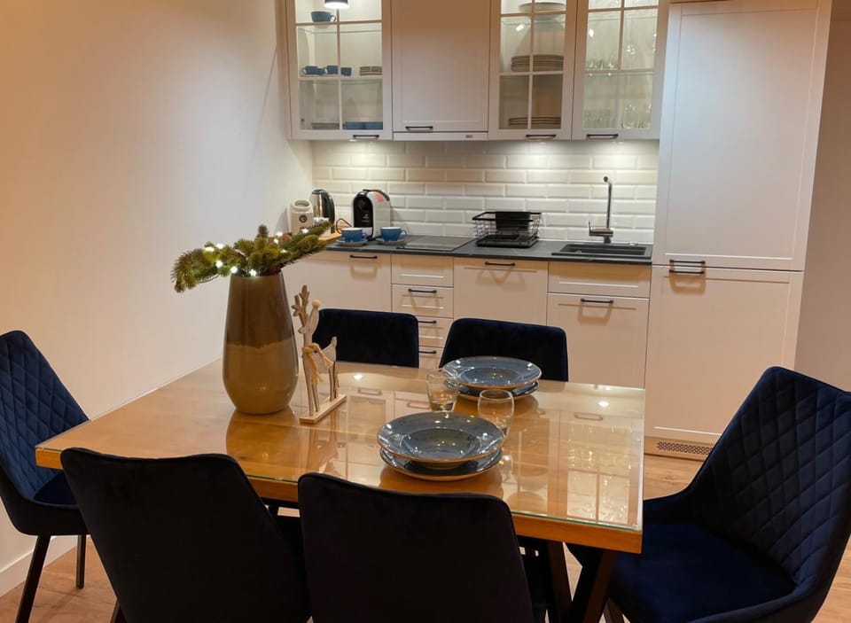 Kitchen or kitchenette, Seating area, Dining area, stove