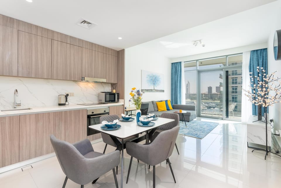 Kitchen or kitchenette, Living room, Seating area, Dining area