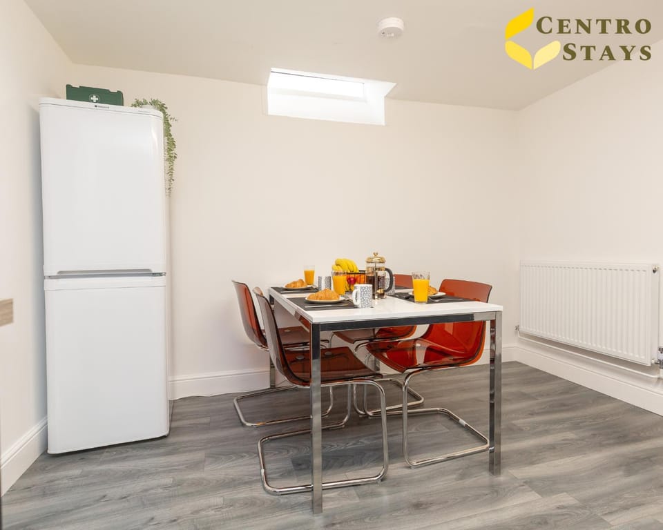 Kitchen or kitchenette, Food and drinks, Dining area, Food, oven