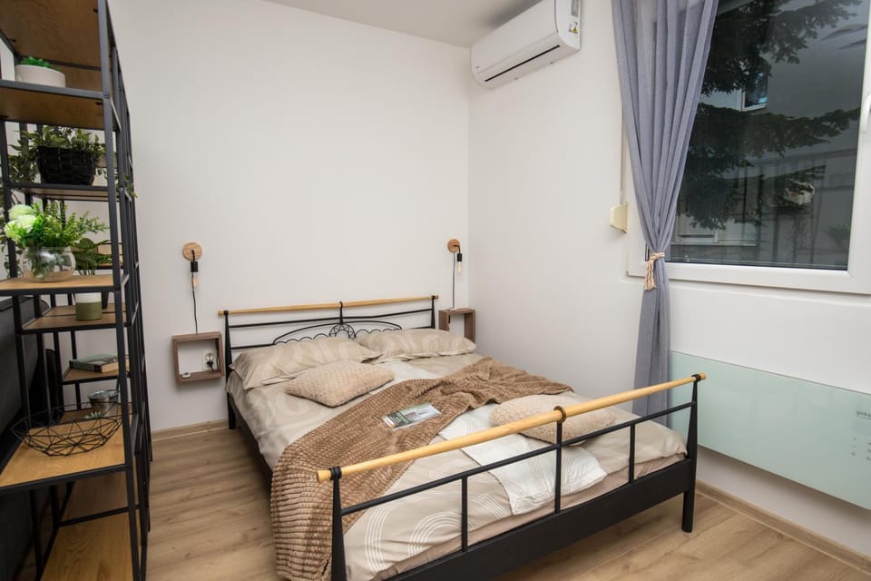 Bed, Bedroom, air conditioner