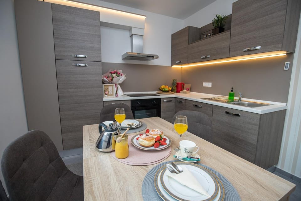 Kitchen or kitchenette, Food and drinks, Dining area, Food, Breakfast, Drinks, stove