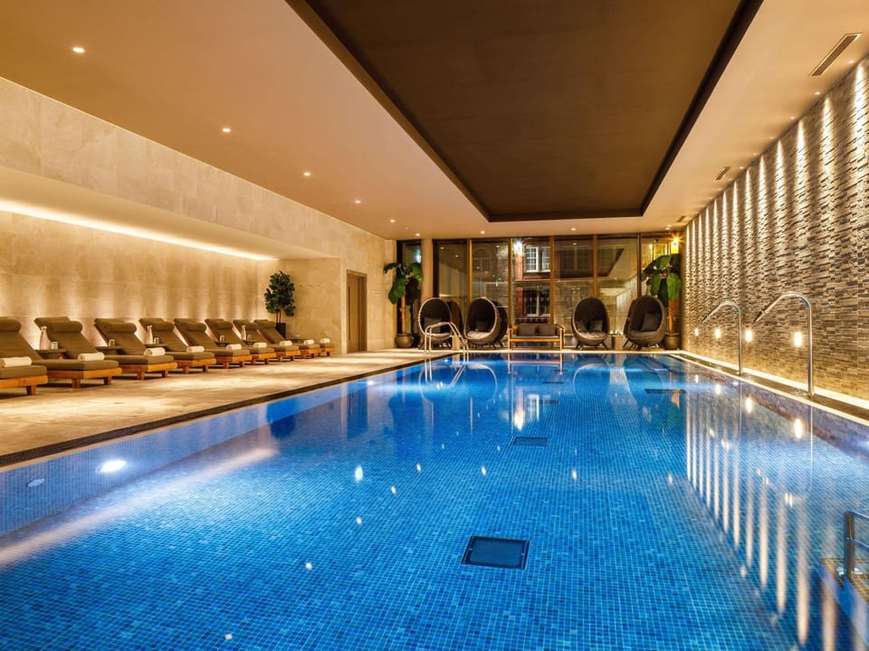 Property building, Spa and wellness centre/facilities, Swimming pool