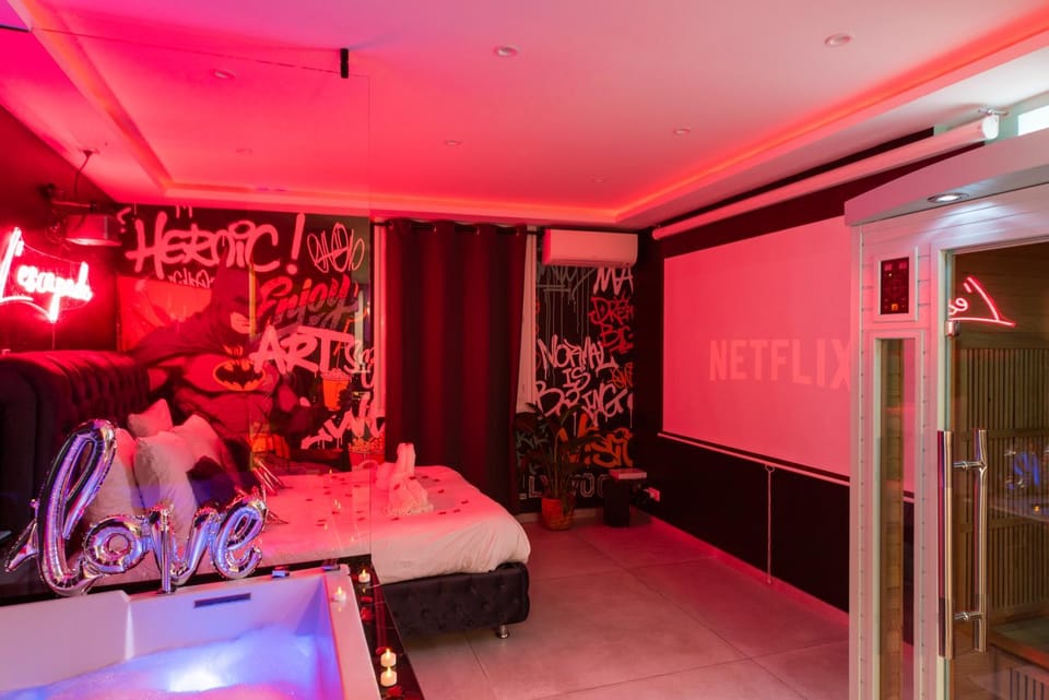 L'escapade - Jacuzzi & Sauna privés By SweetDreams Apartment in Cagnes-sur-Mer