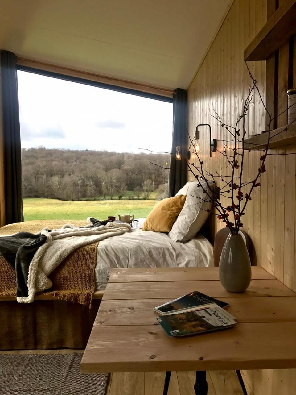 Bed, Natural landscape, Photo of the whole room, Bedroom