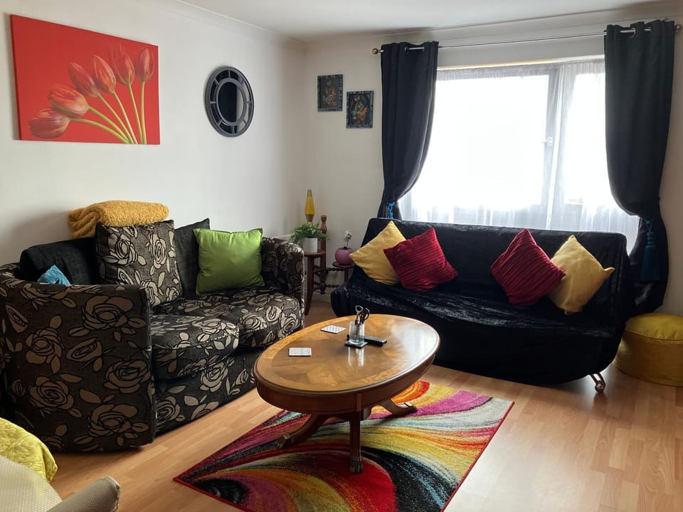 Dundee City Waterfront, 2 Bedroom 2 Bathroom Apartment - Parking and WIFI, short walk to V and A, Bus & Train Stations Apartment in Dundee