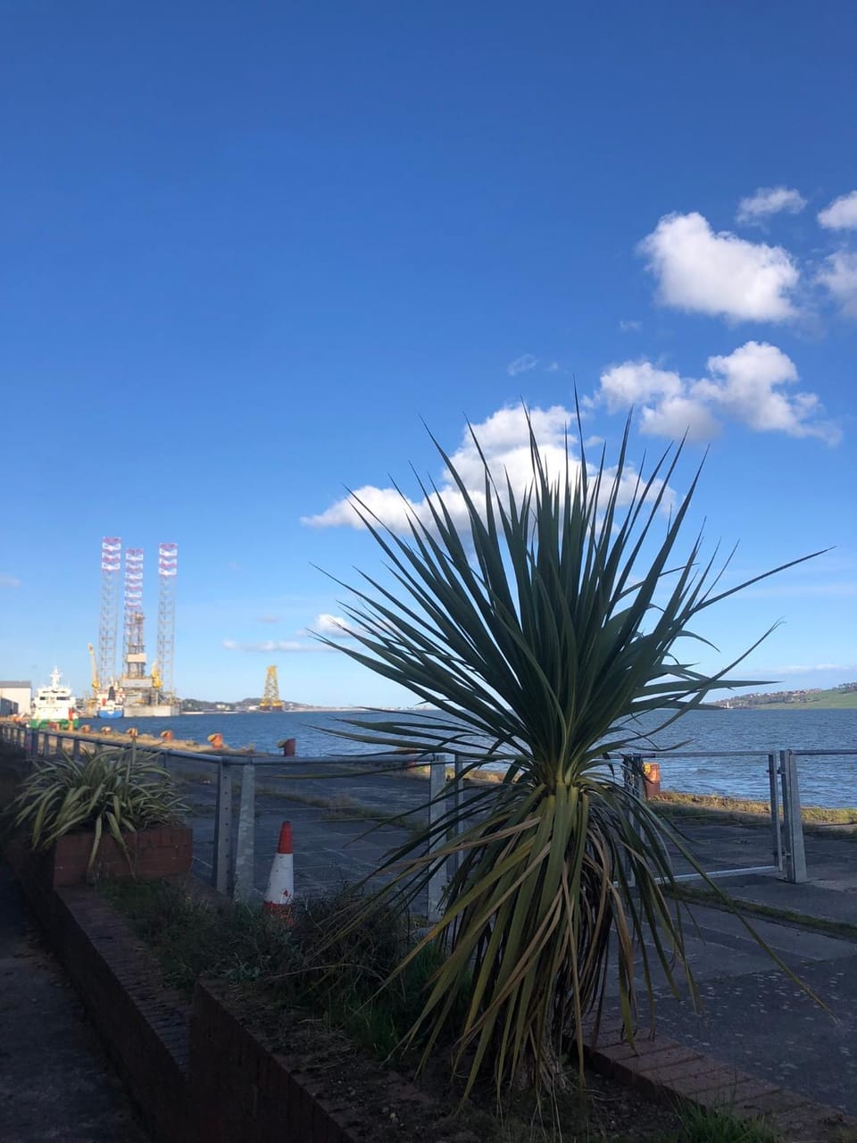 Dundee City Waterfront, 2 Bedroom 2 Bathroom Apartment - Parking and WIFI, short walk to V and A, Bus & Train Stations Apartment in Dundee