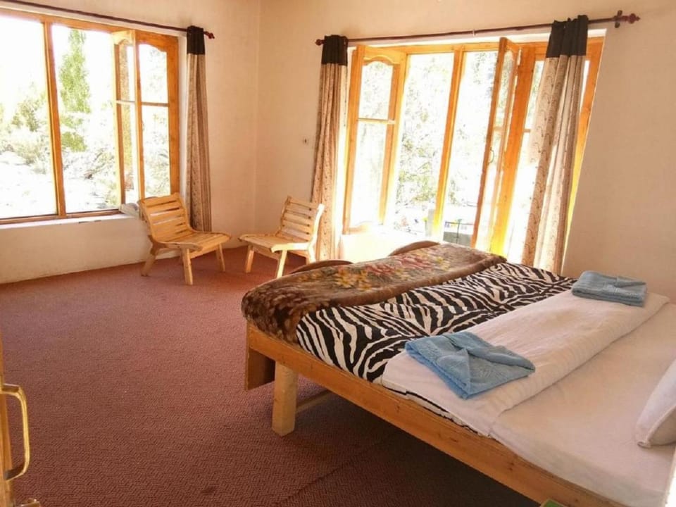Bed, Living room, Photo of the whole room, Seating area, Bedroom, towels