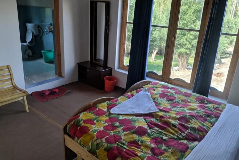 Bed, Photo of the whole room, Seating area, Bedroom