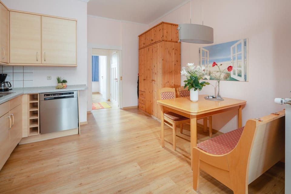 Kitchen or kitchenette, Dining area, wardrobe